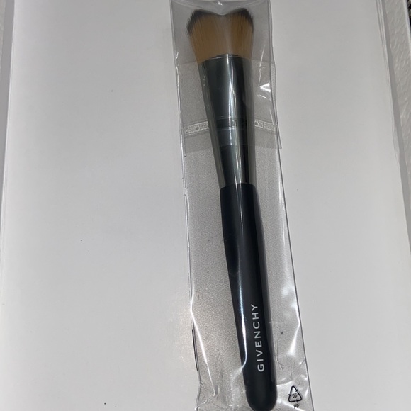 🌷NIB Givenchy heart shape foundation brush - Picture 8 of 9